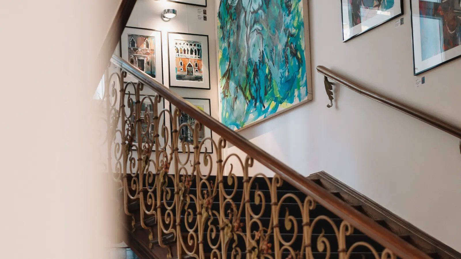 Treppengeländer in Kunstgalerie mit Gemälden
