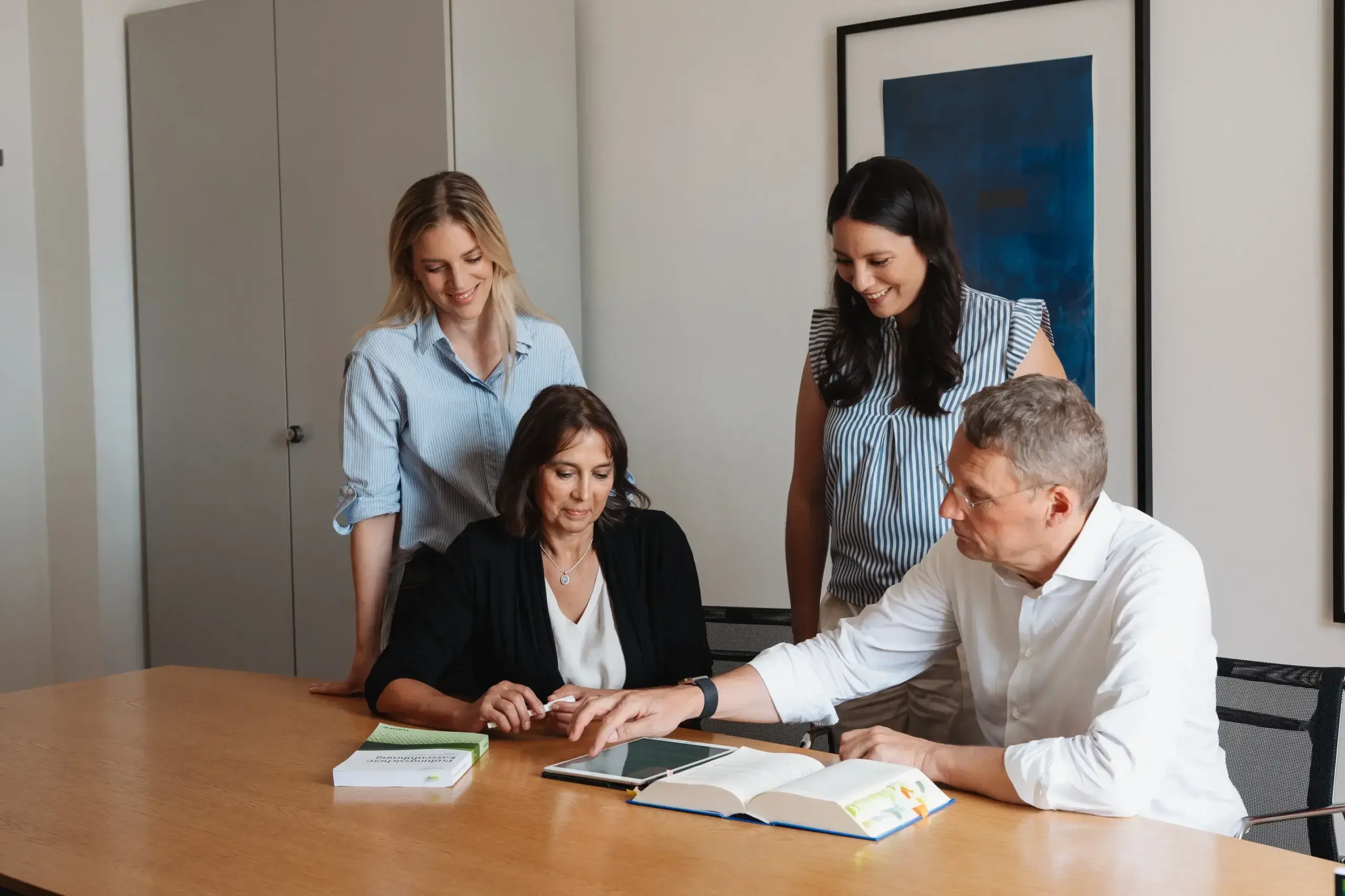 Vier Personen beim gemeinsamen Arbeiten am Tisch